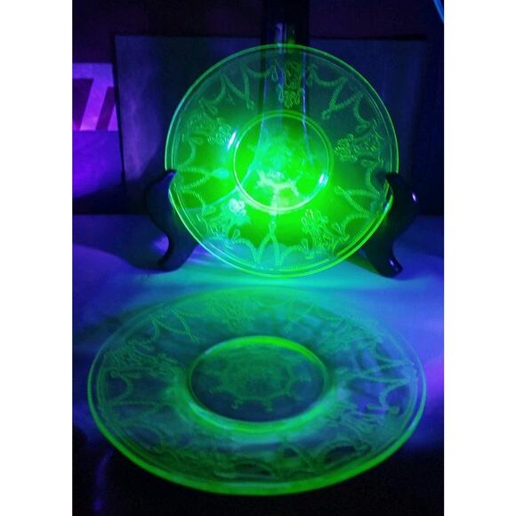 Uranium Glass Plates 2 Ultra Rare Victorian Flower Sailor Wheel Like Design Glow - Picture 1 of 8